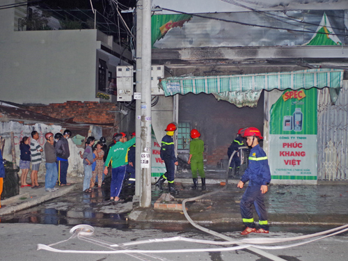 Cháy lúc nửa đêm, 2 mẹ con thoát chết