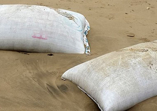 Nhiều bao tải đựng 'chất lạ' trôi dạt vào bờ biển Thanh Hóa