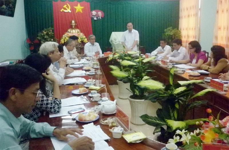 Ph&oacute; b&iacute; thư tỉnh ủy L&ecirc; Văn Ch&acirc;u l&agrave;m việc với Thị ủy Đồng Xo&agrave;i