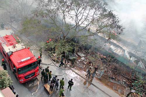 Video cháy lớn tại kho hàng nằm giữa khu dân cư ở Hà Nội
