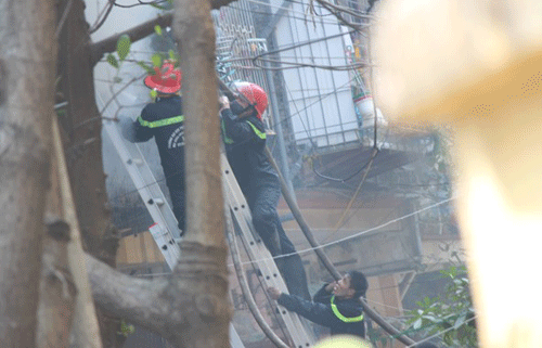 Cháy khu tập thể, hàng chục hộ dân sơ tán