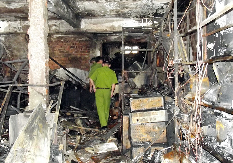 Cửa hàng kim khí điện máy ở chợ Đồng Xoài bị thiêu rụi