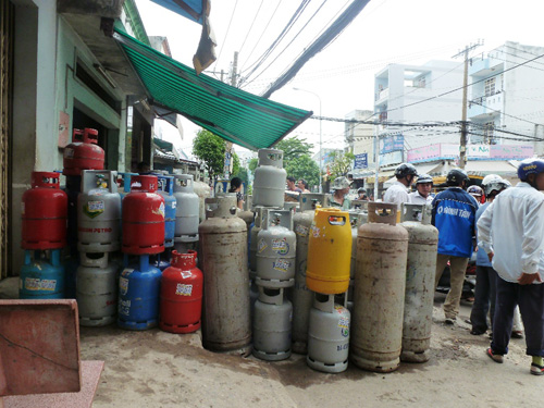 Hoảng loạn vì cháy cửa hàng gas