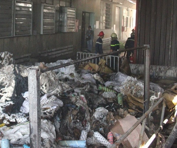 Kho vải cháy lớn, hàng trăm công nhân tháo chạy