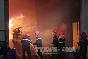 Hỏa hoạn thiêu rụi một xưởng ép giấy tại Đắk Lắk