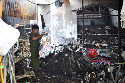 Khám nghiệm hiện trường vụ cháy cửa hàng tạp hóa làm 4 người chết thảm