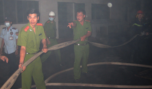 Cháy lớn tại công ty sản xuất mũ bảo hiểm