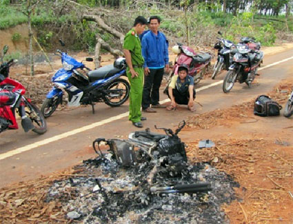 B&ugrave; Đốp: Một xe máy tự bốc ch&aacute;y