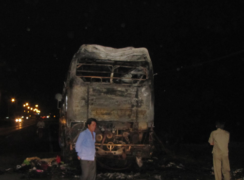 Xe khách đang chạy bốc cháy