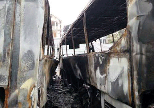 3 xe khách cháy rụi trong đêm