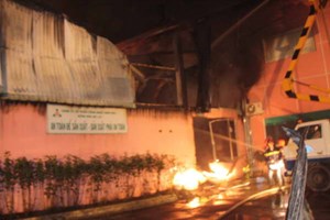 Đà Lạt: Hỏa hoạn dữ dội thiêu rụi xưởng sản xuất hoa khô