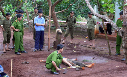 Cha v&ocirc; ý gi&ecirc;́t con vì con hư hỏng