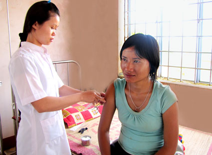 Xã Nghĩa Bình: Chiến dịch tiêm VAT cho phụ nữ có thai dân tộc Mơnông và Xêtiêng