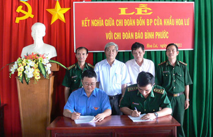 Chi đoàn Báo Bình Phước kết nghĩa với chi đoàn Đồn biên phòng cửa khẩu Hoa Lư