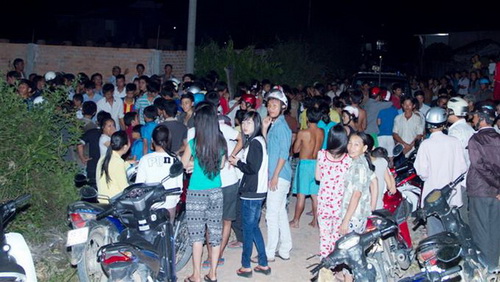 Người phạm luật giao th&ocirc;ng bị thương, d&acirc;n v&acirc;y đốt xe c&ocirc;ng an