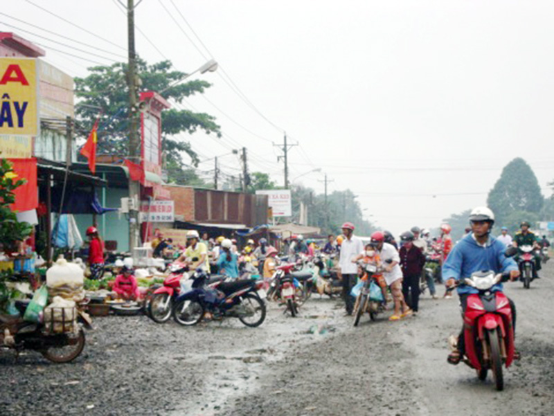 Chợ tự phát lấn chiếm lòng lề đường