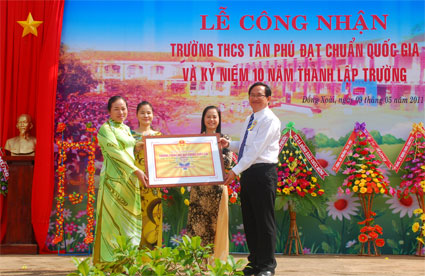 Trường THCS Tân Phú - thị xã Đồng Xoài đón nhận danh hiệu trường đạt chuẩn quốc gia mức độ I