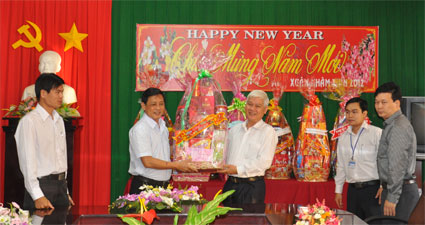 Phó chủ tịch UBND tỉnh thăm và chúc t&ecirc;́t các cơ quan, doanh nghi&ecirc;̣p