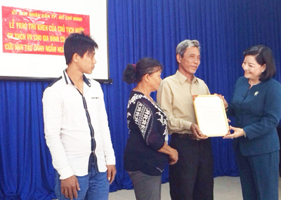 Chủ tịch nước gửi Thư khen c&aacute;c gia đ&igrave;nh dũng cảm cứu người trong vụ ch&aacute;y t&agrave;u c&aacute;nh ngầm 