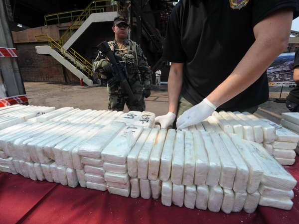 Cảnh s&aacute;t Honduras thu giữ 743kg cocain được cất giấu tinh vi