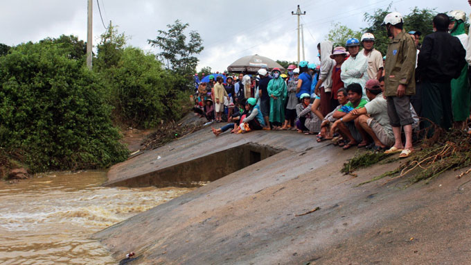 Đồng nghiệp, học trò vẫn đợi cô dưới núi
