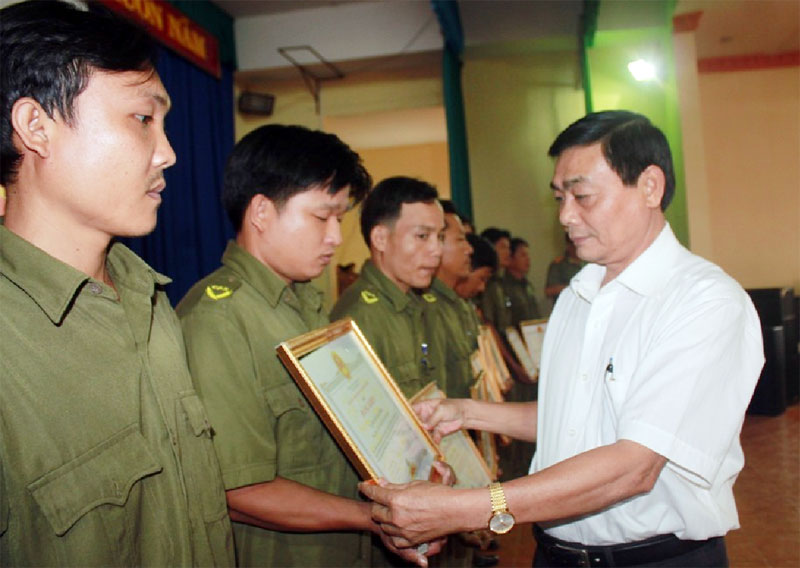 Biểu dương c&ocirc;ng an x&atilde; v&agrave; bảo vệ ti&ecirc;u biểu