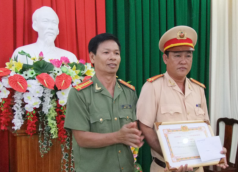 Trạm cảnh s&aacute;t giao th&ocirc;ng Đồng Ph&uacute;: Được C&ocirc;ng an tỉnh B&igrave;nh Định khen thưởng đột xuất