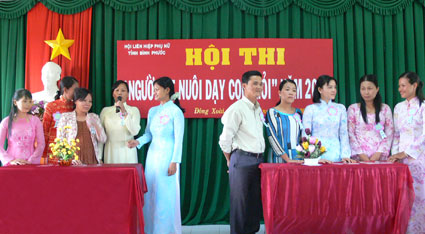 Ch&agrave;o mừng Hội nghị biểu dương gia đ&igrave;nh CNVC-LĐ ti&ecirc;u biểu tỉnh B&igrave;nh Phước năm 2012