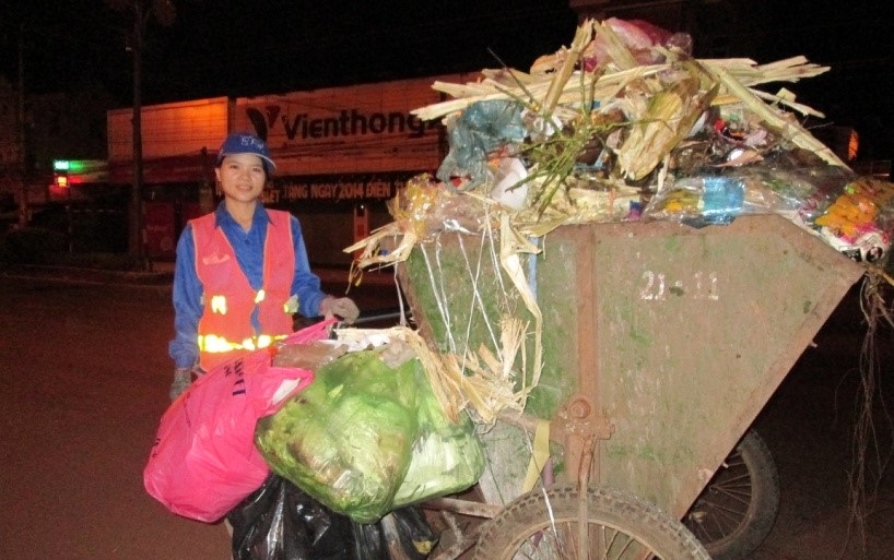 Tất bật tiếng chổi tre