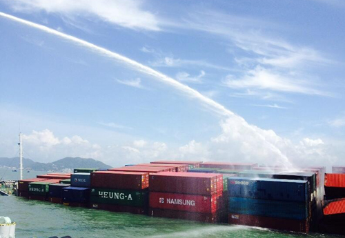 Dập tắt đám cháy hàng trăm container trên biển