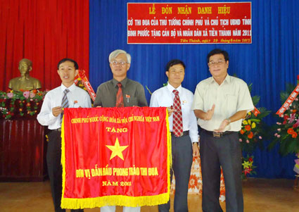 X&atilde; Tiến Th&agrave;nh đ&oacute;n nhận Cờ thi đua của Thủ tướng Ch&iacute;nh phủ