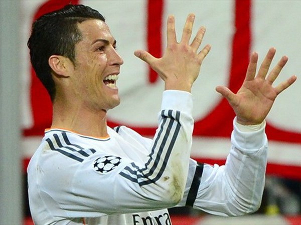 Cris Ronaldo đi vào lịch sử Champions League bằng cú đúp