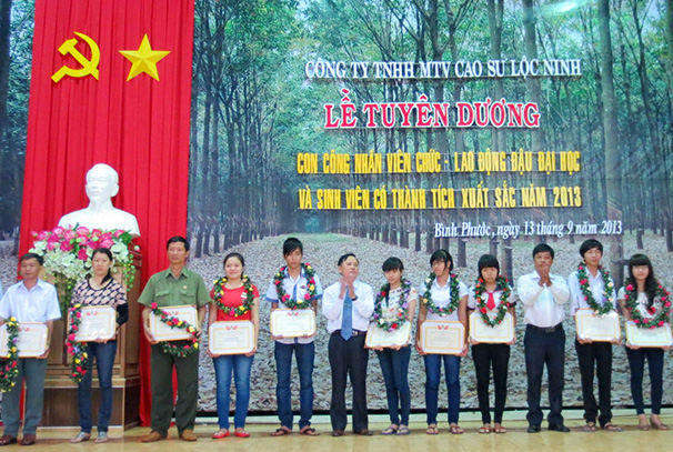 Tuyên dương con em công nhân, viên chức - lao động đậu đại học