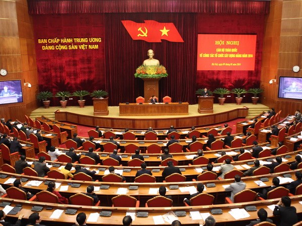 "Tăng cường c&ocirc;ng t&aacute;c tham mưu đổi mới tổ chức Đảng"