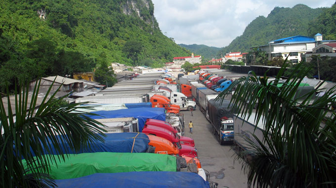 Hàng ngàn tấn nông sản ùn tắc tại cửa khẩu Tân Thanh