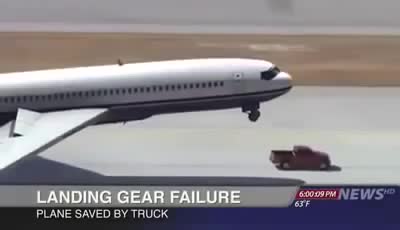 Xe bán tải cứu sống cả chiếc máy bay