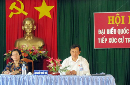 Đại biểu Quốc hội tiếp x&uacute;c cử tri hai x&atilde; Ph&uacute; Riềng v&agrave; Ph&uacute; Trung