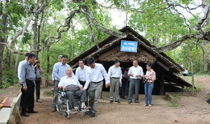 Đại tướng L&ecirc; Đức Anh v&ecirc;̀ thăm chi&ecirc;́n trường xưa L&ocirc;̣c Ninh 