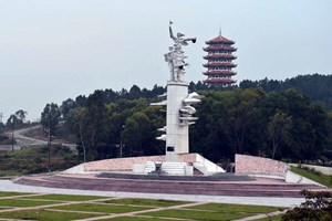 Kh&aacute;nh th&agrave;nh Đ&agrave;i tưởng niệm nh&acirc;n d&acirc;n hy sinh ở Đồng Lộc