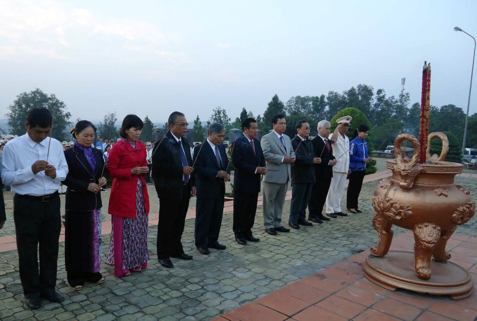 Viếng nghĩa trang liệt sĩ nh&acirc;n kỷ niệm 84 năm ng&agrave;y th&agrave;nh lập Đảng