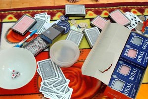 Hải Ph&ograve;ng kỷ luật Đảng B&iacute; thư chi bộ, Hiệu trưởng đ&aacute;nh bạc