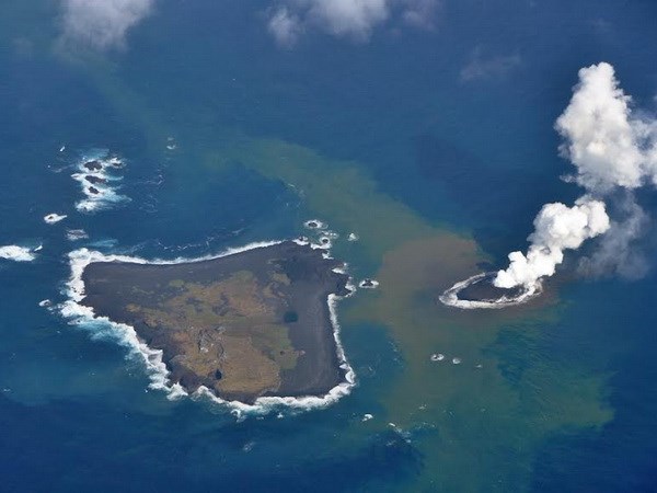 Đảo núi lửa mới hình thành “nuốt chửng” hòn đảo lân cận