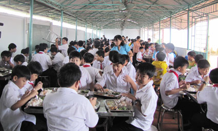 Dạy bán trú cho học sinh THCS: Bước tiên phong ở trường THCS Tân Phú