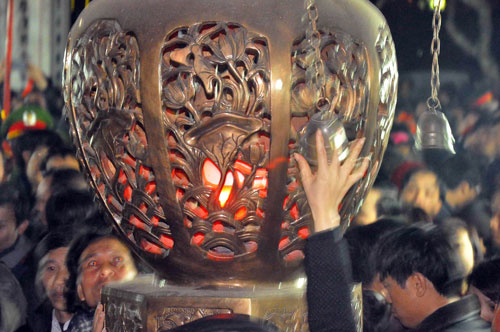 Náo loạn lễ khai ấn đền Trần