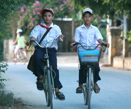 Giúp con đi học một mình