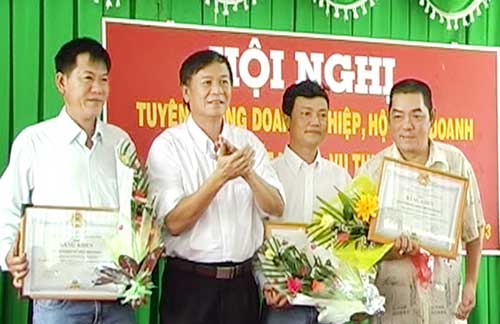 Thị xã Phước Long: Tuyên dương doanh nghiệp thực hiện tốt nghĩa vụ nộp thuế