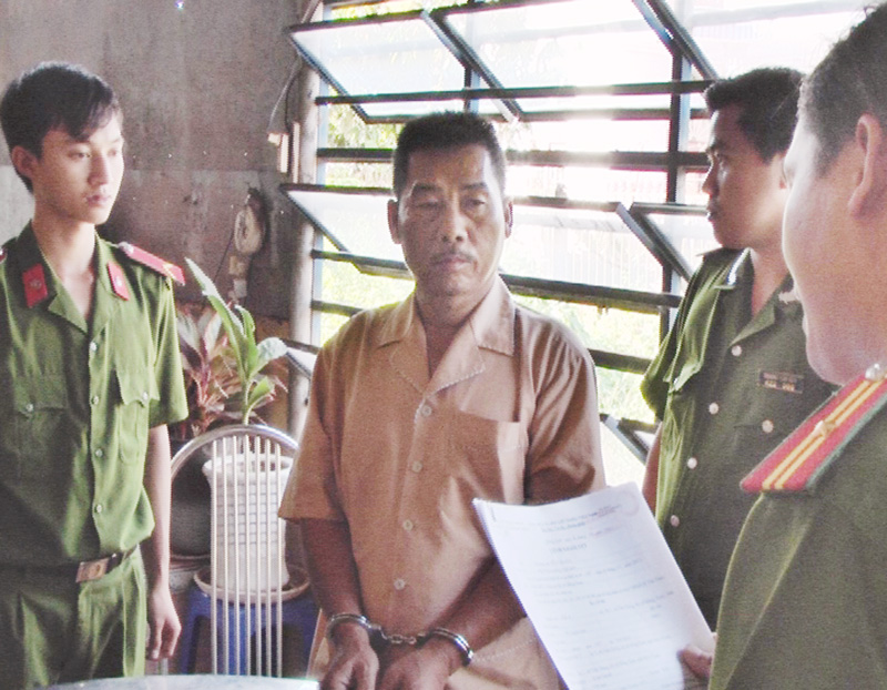 Bắt giữ đối tượng d&ugrave;ng dao đ&aacute;nh c&aacute;n bộ thuế