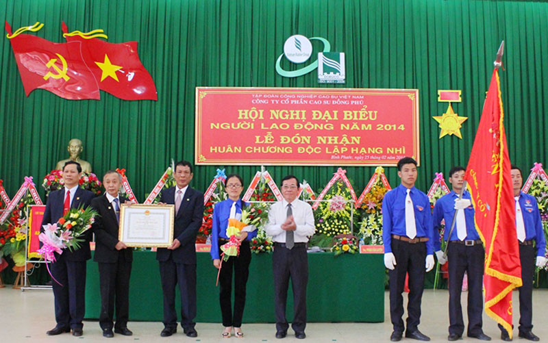 C&Ocirc;NG TY CỔ PHẦN CAO SU ĐỒNG PH&Uacute;: Đ&oacute;n nhận Hu&acirc;n chương Độc lập hạng Nh&igrave;