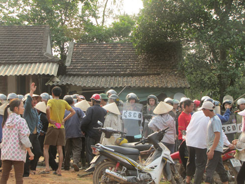 Hàng trăm người dân xông vào nhà đốt xe máy của trưởng công an xã