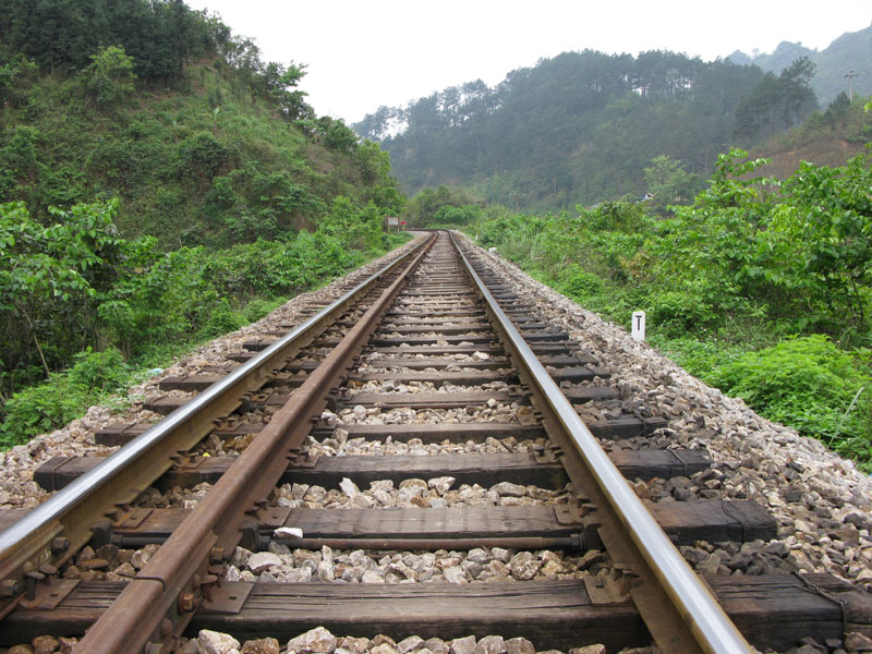 Nằm trên đường ray, 2 thanh niên bị tàu hỏa cán chết